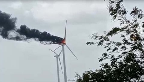 सांगली : खोजनवाडी येथे पवनचक्कीला आग; लाखोंचे नुकसान