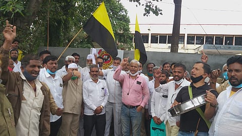 पुणे आरटीओ कार्यालयावर रिक्षाचालकांनी बुधवारी मोर्चा काढला.