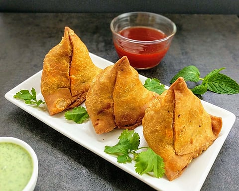 Samosa : खुसखुशीत आणि खमंग समोसा कसा कराल?