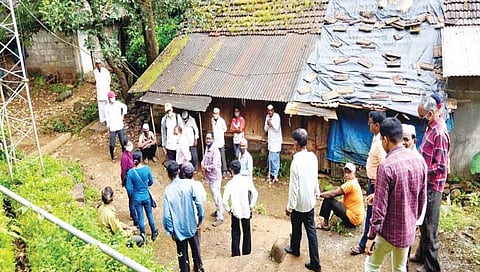 ग्रामस्थांशी चर्चा करताना भूगर्भशास्त्रज्ञ.