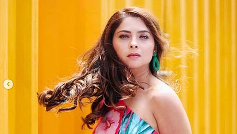 सोनाली कुलकर्णीचा गुलाबी ड्रेसमध्ये हटके फोटोशूट