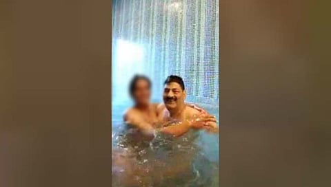 डीएसपीचा महिला कॉन्स्टेबलसोबत स्विमिंग पुलमध्ये खुल्लम खुल्ला रंगेलपणा, video व्हायरल!