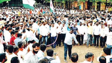 नृसिंहवाडी : येथे पदयात्रेच्या सांगतेवेळी आसुडाच्या फटक्याने सर्वांना ऊस परिषदेची आठवण झाली. (छाया : अजित चौगुले, उदगाव)