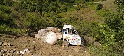 अजुन किती बळी पाहिजेत; धारूर घाटात अपघातात चालक ठार