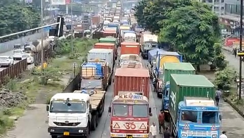 ठाणे : गायमुख घाटात विचित्र अपघात; ३ जण जखमी