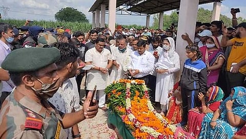 १६ वर्षांनी सापडला जवानाचा मृतदेह ; प्रथमच मुलीने पाहिले आणि…