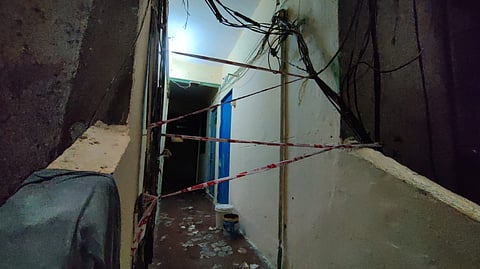 राबोडित रविवारी पहाटे इमारतीचा स्लॅब कोसळला.