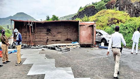 खिंडवाडी (सातारा) येथे ट्रक उलटल्याने महामार्ग ठप्प झाला होता.