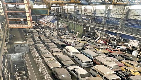 धूळ खात पडलेल्या व्हिंटेज कार अखेर ‘तो’ विकणार!