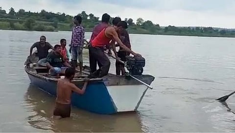 Wardha River : वर्धा नदीत बचाव पथकाकडून शाेध माेहिम राबविण्यात आली.