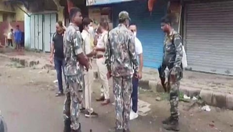 पश्चिम बंगाल भाजप उपाध्यक्ष अर्जुन सिंह यांच्या घराबाहेर कडेकोट पोलिस बंदोबस्त तैनात करण्यात आला आहे.