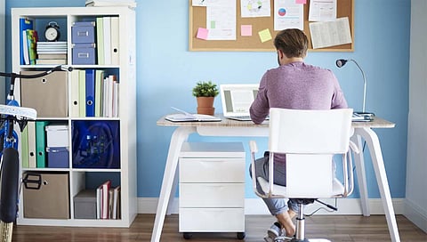 Work From home : माझा नवरा खोलीत दुर्गंधी पसरवतो साहेब वर्क फ्रॉम होम बंद करा, पत्नीने लिहले मालकाला पत्र