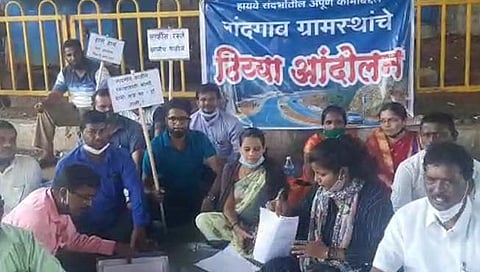 नांदगाव येथील सर्व्हिस रोडचे भूसंपादन रखडल्याने ग्रामस्थांचे ठिय्या आंदोलन