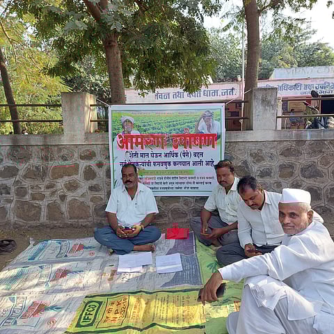 द्राक्ष मालाच्या खरेदीत फसवणूक, प्रांताधिकारी कार्यालयासमोर शेतकऱ्यांचे उपोषण