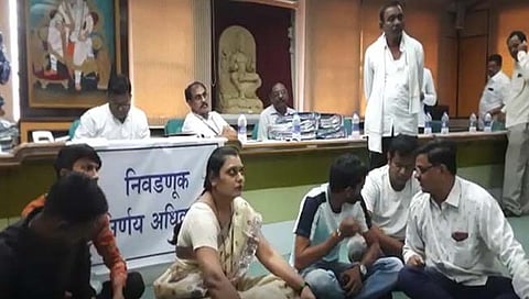 जळगाव जिल्हा मध्यवर्ती बँक : कागदपत्रे गहाळ करून अर्ज बाद करण्याचा प्रयत्न : माजी आमदार वाघ