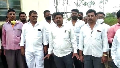 खासदार संजय पाटील यांच्या तासगाव साखर कारखान्याला शेतकऱ्यांनी ठोकले कुलूप