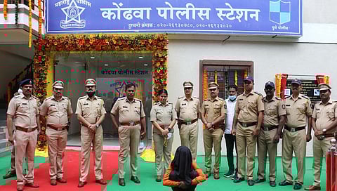 पुणे : महिलेला काम देण्याच्या बहाण्याने डोंगरावर नेत मारहाण करून लुटले