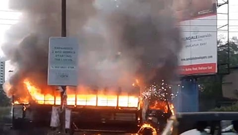 कल्याण शिळं रोड वर पोलिसांच्या गाडीने घेतला पेट