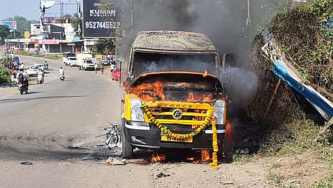 पुणे : लग्नाचे वऱ्हाड घेऊन जाणारी मिनीबस पेटून खाक