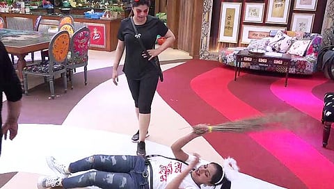 BBM 3 : स्नेहा सोनालीला म्हणते, ‘लोटांगण घाल झाडू मार’