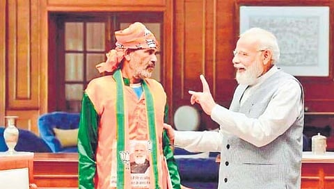 पंतप्रधान नरेंद्र मोदी यांना भेटण्यासाठी ७०० किलोमीटर पायी अंतर केले पार