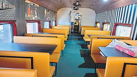 रेल्वेच्या डब्यात बसून चाखा खाद्यपदार्थांची चव