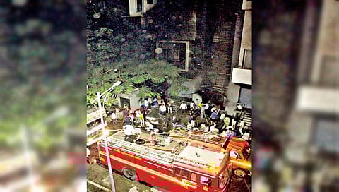 सोलापूर : रेल्वे लाईन परिसरात रहिवाशी इमारतीला आग