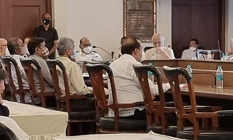 शरद पवार यांची पुण्यातील सारथीच्या बैठकीला अचानक हजेरी