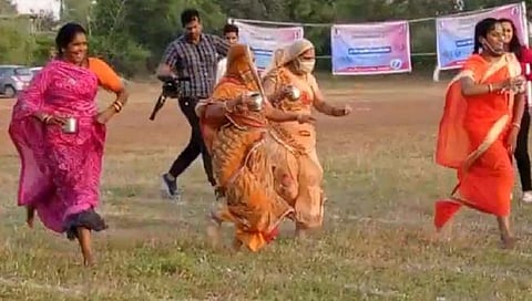 उघड्यावर शौचास जाणाऱ्या सुनांसाठी सासवांनी केले ‘हे’ काम