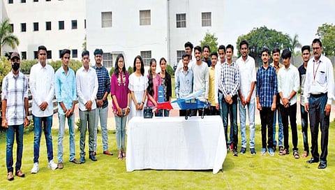 सोलापूर : ऑर्किडच्या भावी अभियंत्यांची विमाननिर्मिती