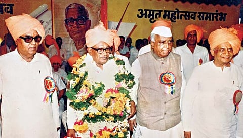 ‘पुढारी’कार ग. गो. जाधव तथा आबा यांच्या अमृतमहोत्सव सत्कार समारंभातील क्षण.
छायाचित्रात डावीकडून वसंतदादा पाटील, आबा, यशवंतराव चव्हाण व ना. ग. गोरे.
पाठीमागे अनंतराव पाटील, रंगा वैद्य, इत्यादी सर्व ज्येष्ठ संपादक.