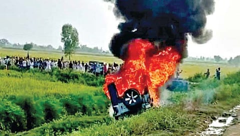 लखिमपूर : संतप्त शेतकर्यांनी पेटविलेली गाडी.