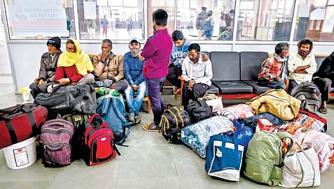 काश्मिरातून परप्रांतीय मजुरांचे स्थलांतर