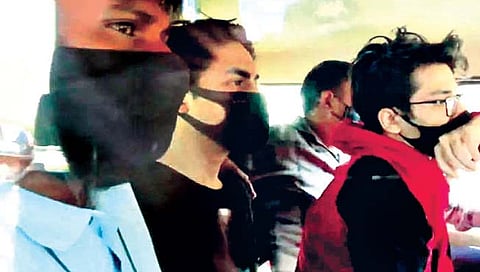 शाहरुख खान याचा मुलगा आर्यन खानसह तिघांना अटक