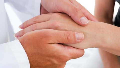 हात थरथरत असतील तर वेळीच व्हा सावध आणि जाणून घ्या कारणे