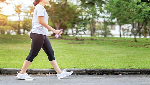 डिप्रेशन दूर ठेवण्यासाठी रोज चालण्याचा व्यायाम करणे लाभदायक