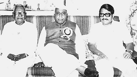 ज्येष्ठ नेते यशवंतराव चव्हाण यांनी आमच्या निवासस्थानी भेट दिली त्यावेळचा क्षण. छायाचित्रात डावीकडून आबा, यशवंतराव चव्हाणसाहेब व मी.