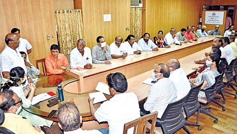 कोल्हापूर : कोल्हापूर शहर सर्वपक्षीय हद्दवाढ समन्वय समितीतर्फे प्रशासक डॉ. कादंबरी बलकवडे यांना हद्दवाढीसाठी निवेदन देऊन चर्चा केली.