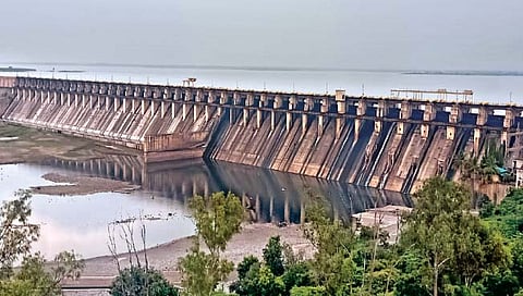 सोलापूर : उजनी धरण पूर्ण क्षमतेने भरले.