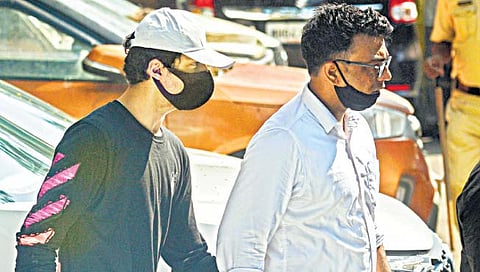 मुंबई : आर्यन खानला एनसीबीच्या कार्यालयातून किल्ला कोर्टात नेण्यात आले. आर्यनला अटक केल्यापासून त्याच्या डोक्यावर दरदिवशी वेगवेगळ्या प्रकारच्या टोप्या दिसतात.