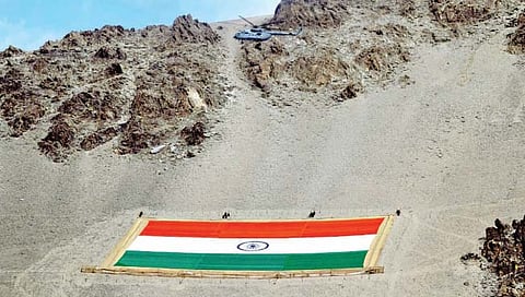 लेहमध्ये फडकला १४०० किलोचा खादी तिरंगा