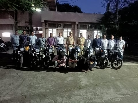 पाेलिसांनी आठ दुचाकी जप्त केल्या आहेत.