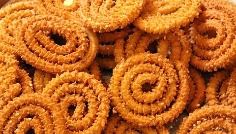 Diwali Recipe : अशी बनवा कुरकुरीत, खमंग आणि चविष्ठ चकली