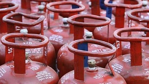 Nashik | Raid Unauthorized Gas Filling Stations; 19 cylinders, gas motor pumps, weight forks seized along with the rickshaw