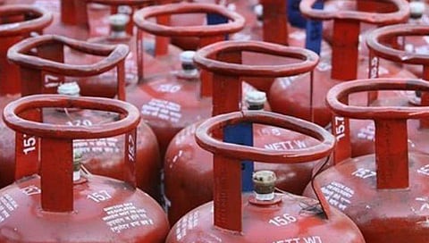 LPG Cylinder Price : सर्वसामान्यांच्या खिशाला कात्री, गॅस सिलिंडर ५० रुपयांनी महागला