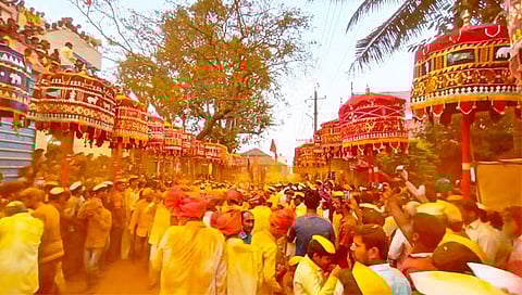 आपाचीवाडी : यात्रा समाप्ती दरम्यान सोमवारी कुर्ली-वाडी येथील नाथांच्या पालख्यासोबत निघालेला सबेना सोहळा. (छाया : मंगेश डिजिटल)