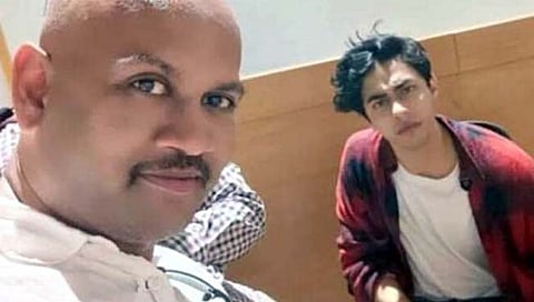 आर्यन खानसाेबत सेल्फी घेताना केपी गाेसावी.
( संग्रहित छायाचित्र)