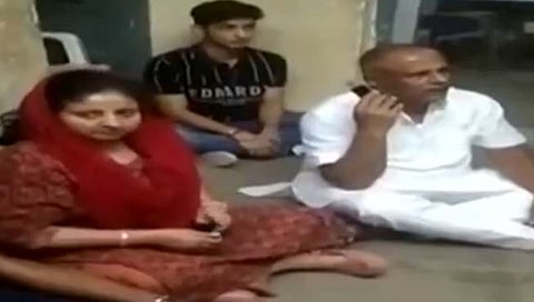 मद्यप्राशन केलेल्या नातेवाईकाच्या सुटकेची मागणी करत काँग्रेसच्या आमदार मीना कंवर यांनी पतीसह पोलिस ठाण्यातच जमीनवर बसून धरणे आंदोलन केले.