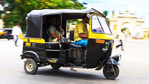 पुण्यात वाढत्या रिक्षा परवान्यांमुळे उपासमारीची वेळ; परवाना बंद करण्याची मागणी