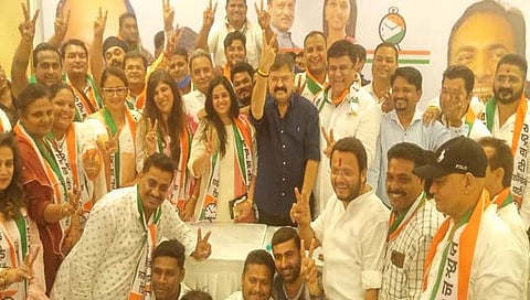 उल्हासनगरमध्ये भाजपच्या २२ नगरसेवकांनी राष्ट्रवादीत प्रवेश केला आहे.